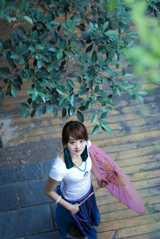 油纸伞的娇小女子的清纯图  第5张