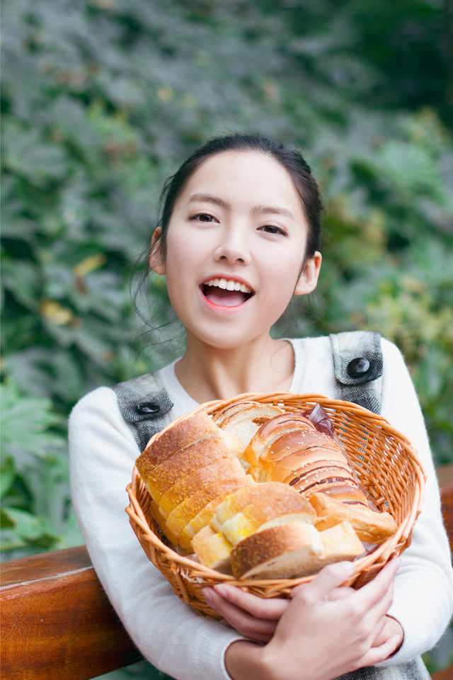 清纯美女户外甜美卖萌写真  第9张