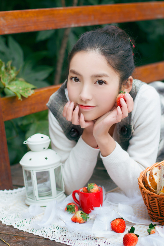 清纯美女户外甜美卖萌写真  第3张