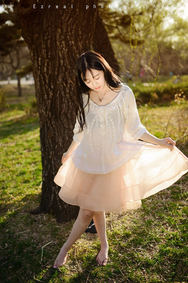 黄昏时的蕾丝裙少女户外唯美图  第1张