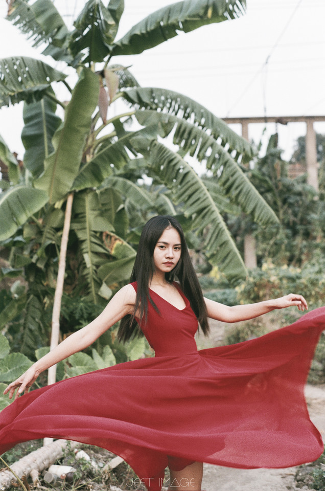 红裙女子白皙肌肤迷人写真  第13张