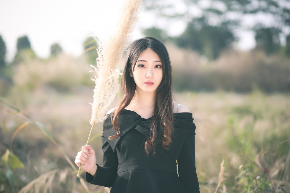 冬季清纯卷发女子寻找希望  第4张