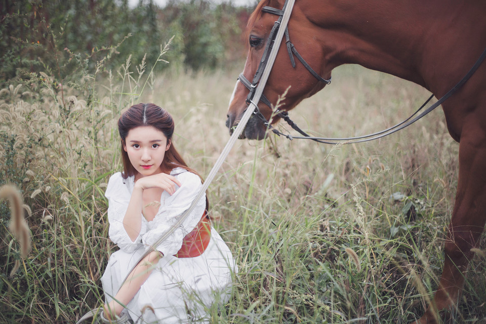 女子与马的亲密接触图  第3张