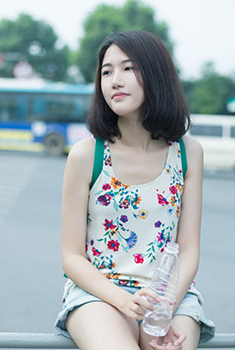短发美女清凉一夏写真  第17张