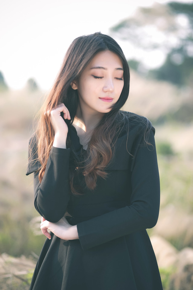 冬季清纯卷发女子寻找希望  第10张