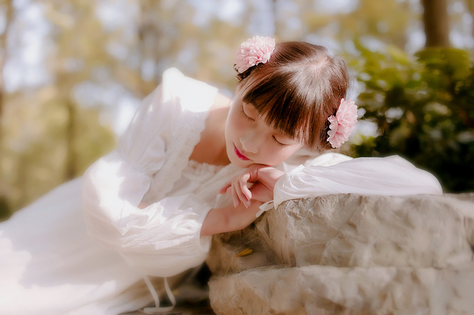 清纯女子户外迷人白裙  第7张