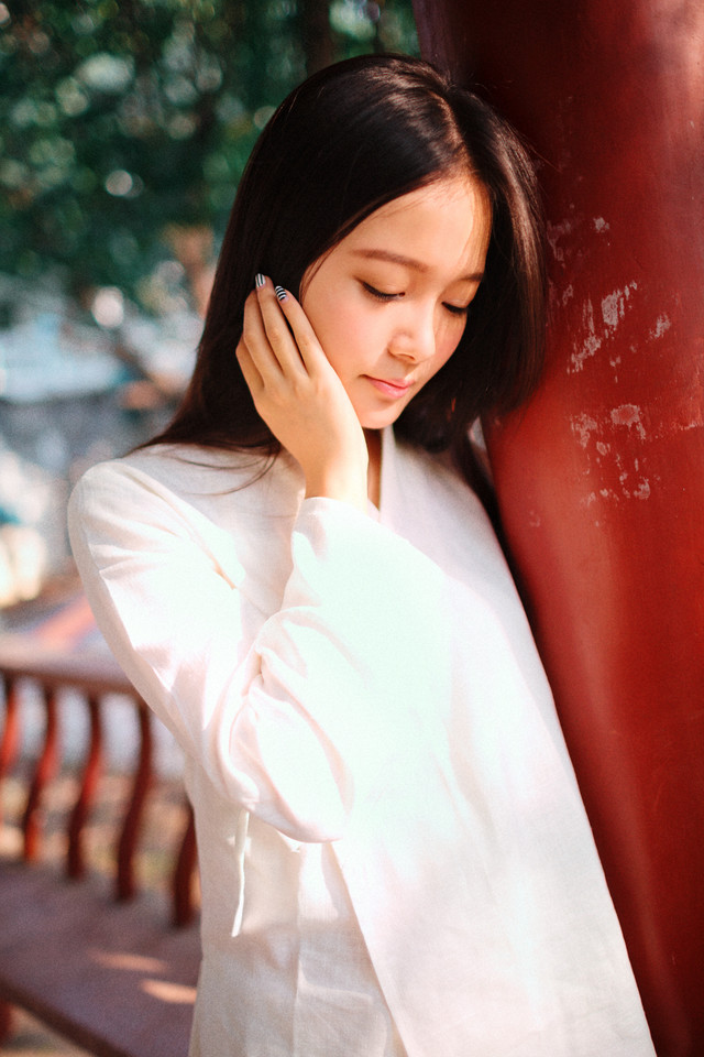 白衣美女犹如出镜图  第2张