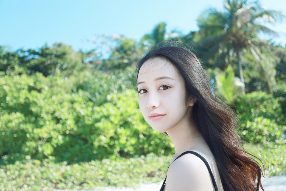 阳光下长发美女清纯照  第4张