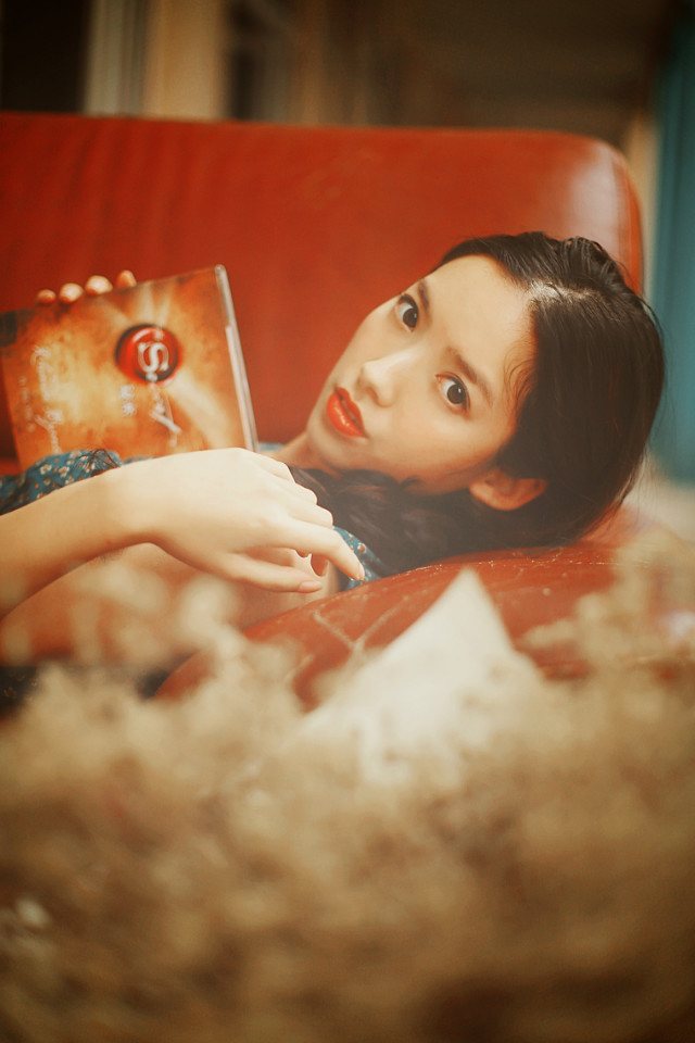 碎花长裙的红唇女孩唯美图  第15张