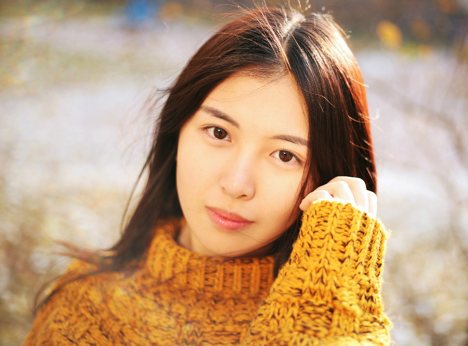 深秋暖阳下清纯甜美姑娘  第19张