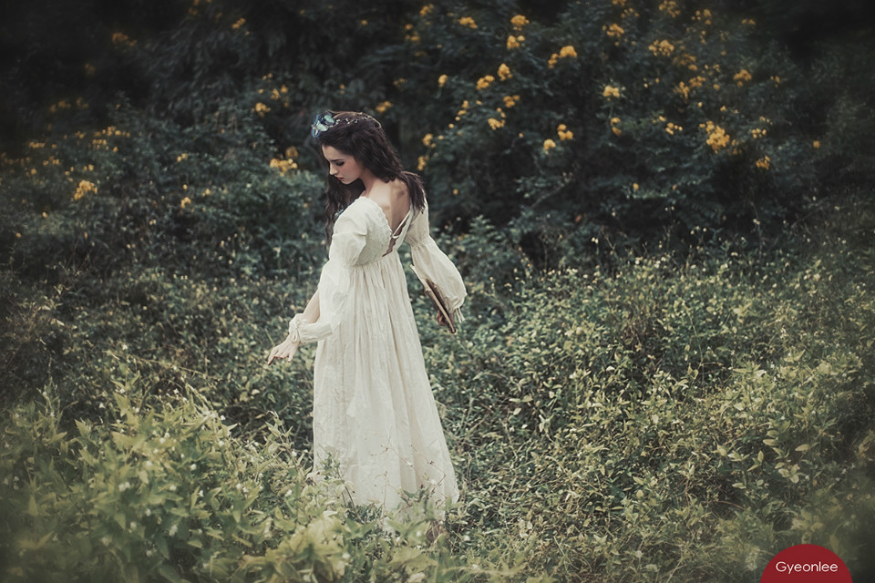 草丛长裙美女唯美图  第7张