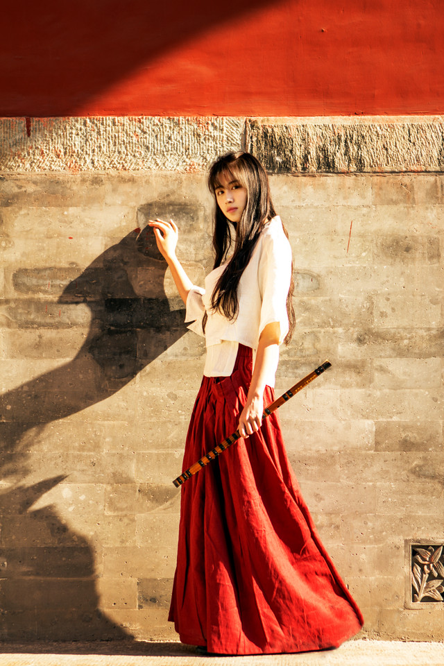 夕阳下气质美女唯美图  第4张