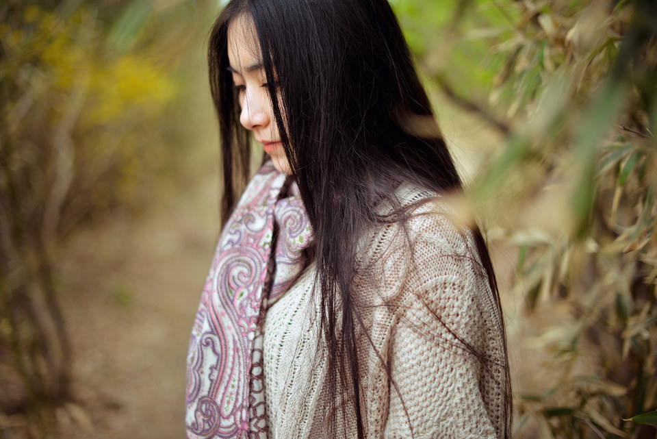 花下女子的甜美迷人图  第1张