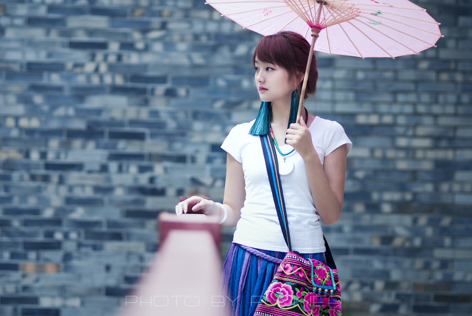 油纸伞的娇小女子的清纯图  第6张