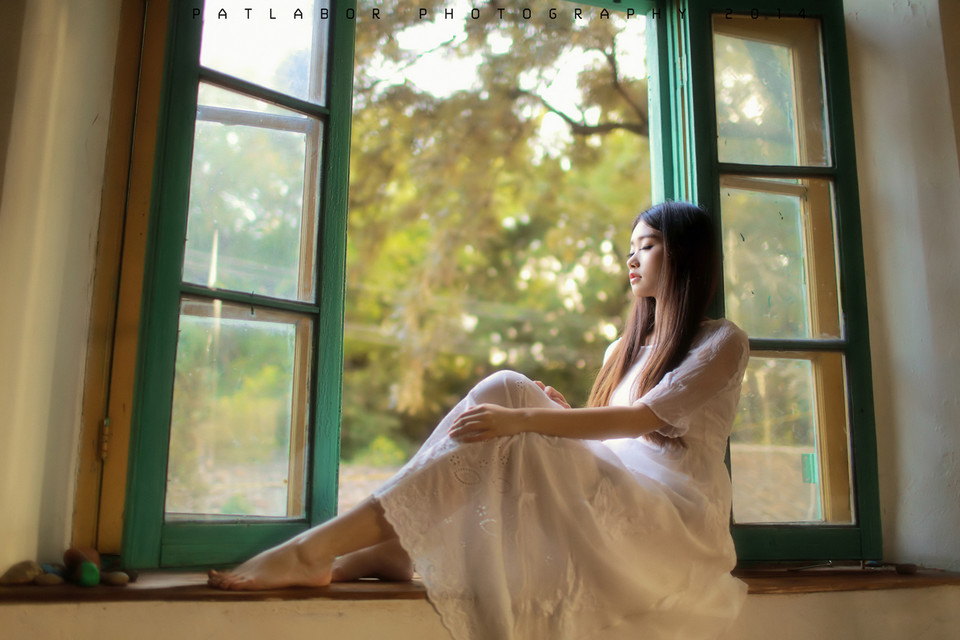 清纯白裙美女在等待  第14张