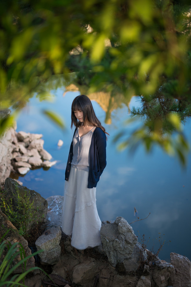 长发美女户外清纯甜美图  第2张