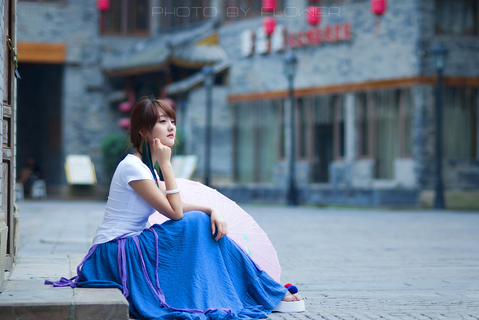 油纸伞的娇小女子的清纯图  第3张