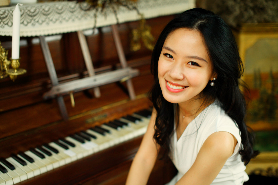 优雅美女夏日甜美笑容图  第9张