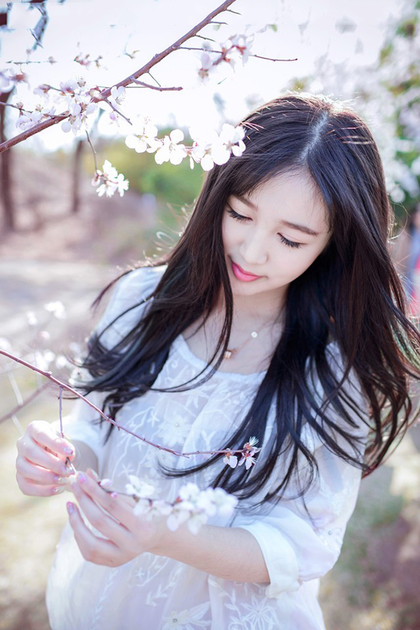 黄昏时的蕾丝裙少女户外唯美图  第5张