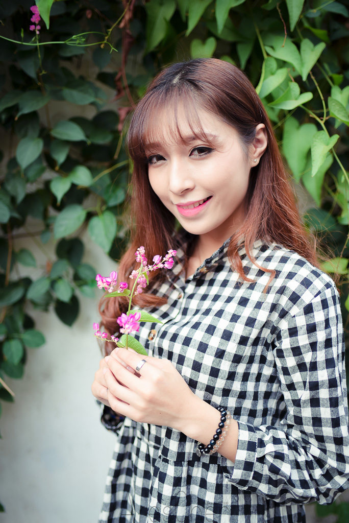 格子长裙女子的秀气写真  第12张