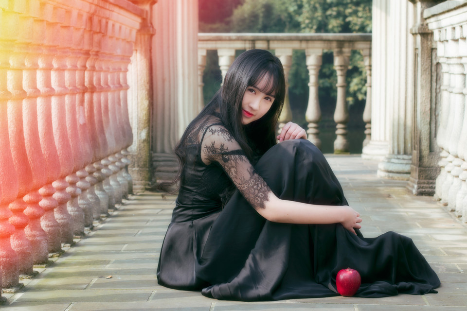 黑裙美女游园清纯写真  第12张