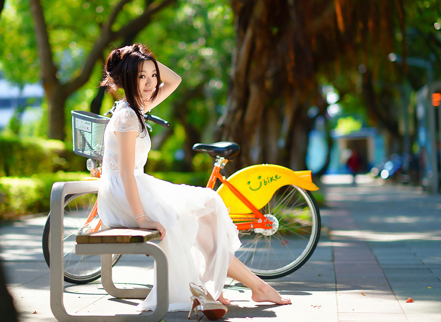 单车女子的长裙飘逸迷人图  第10张