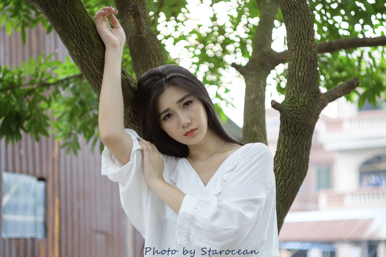 树下的清纯女神唯美写真  第5张