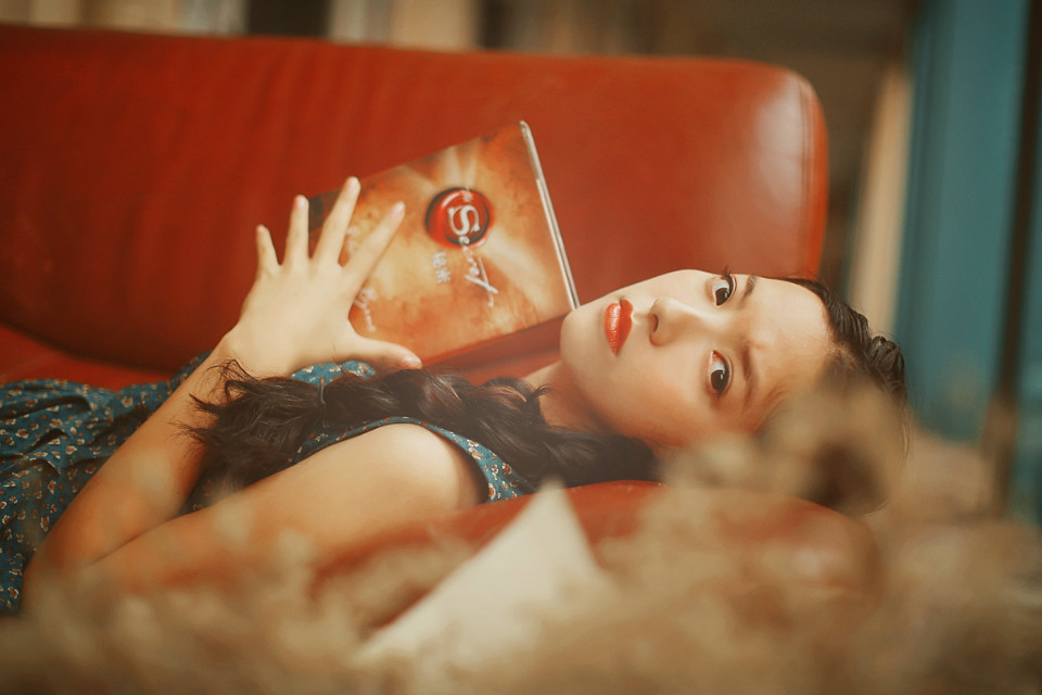 碎花长裙的红唇女孩唯美图  第20张