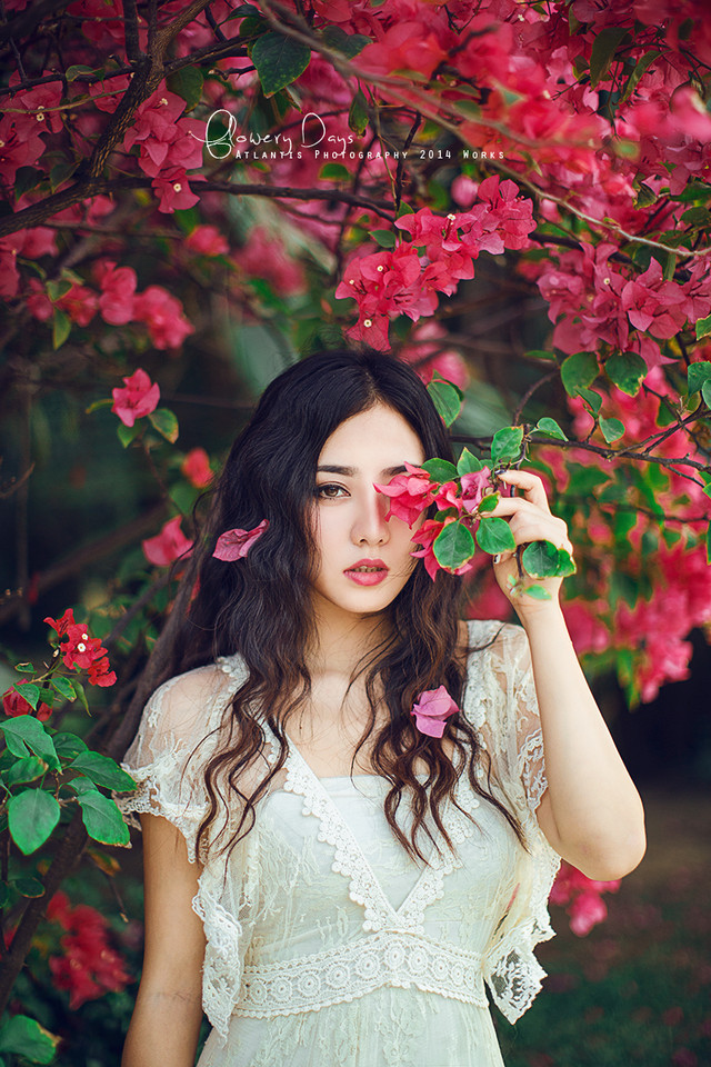 花中卷发清纯迷人女子  第2张