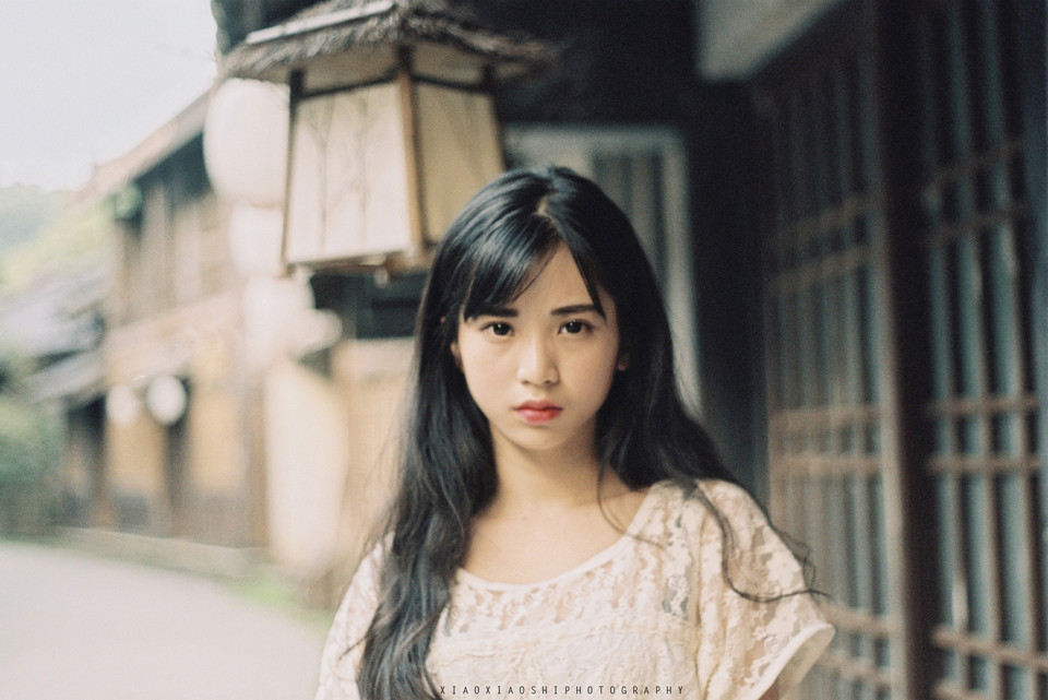 白裙蕾丝美女呆萌写真  第11张