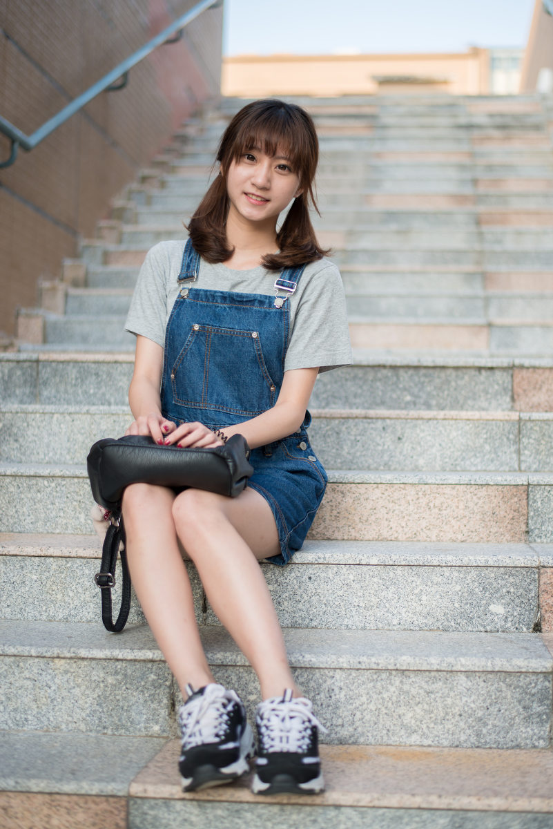 背带裤女子的双马尾清纯图  第17张