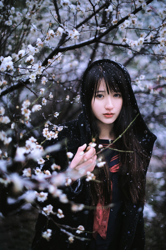 雪地上的清纯女子图片  第8张