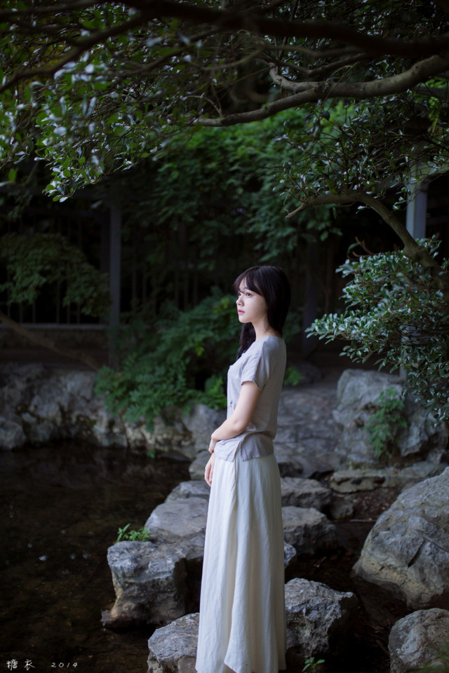 花园长裙飘飘美女  第4张