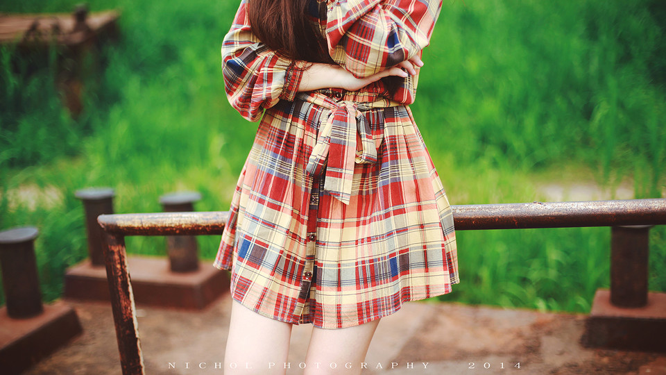 格子裙女子的户外绿野一片  第2张