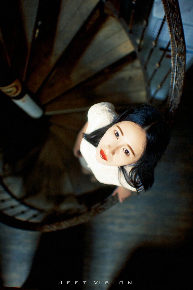 安静女子的红唇图片  第5张