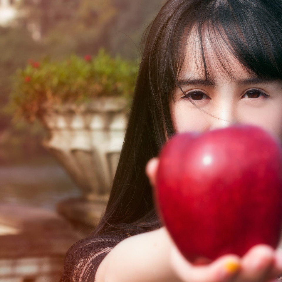 黑裙美女游园清纯写真  第4张