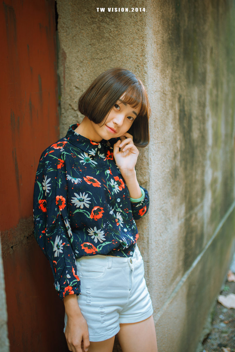 铁轨上的短发女子时尚图  第3张