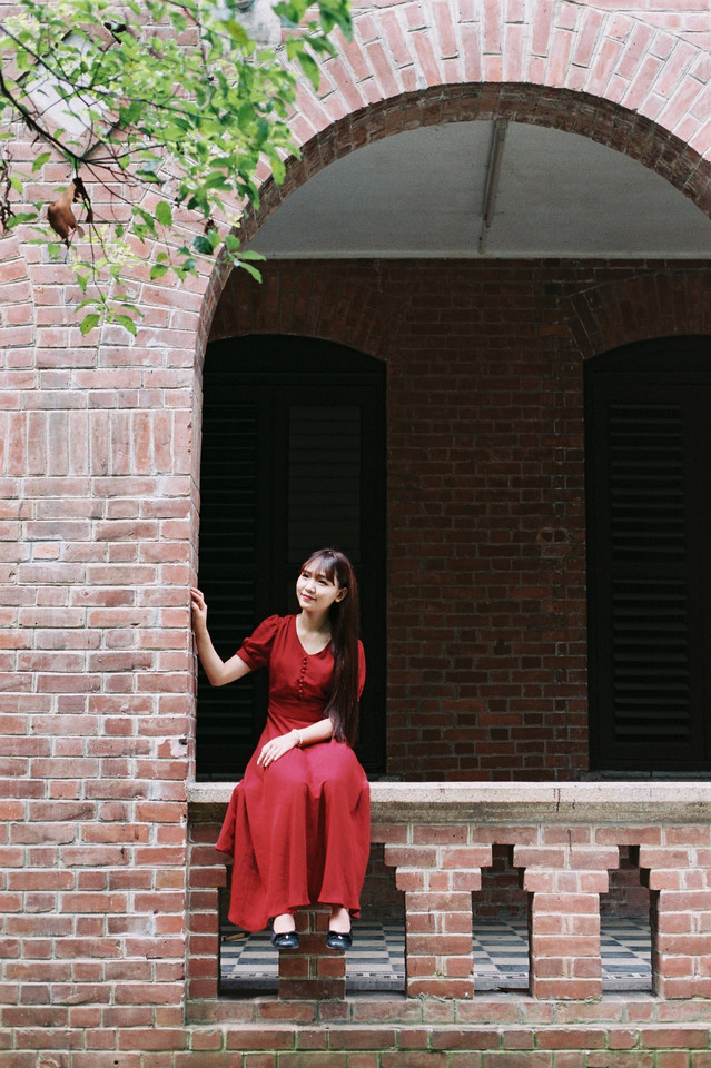 红裙女子户外清纯写真  第10张
