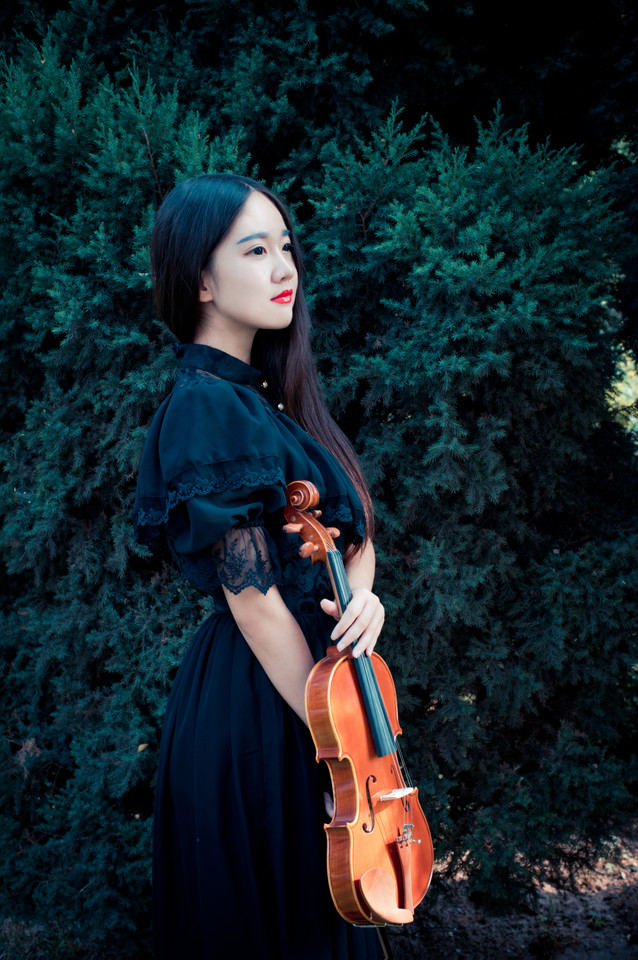小提琴女子户外清纯图  第8张