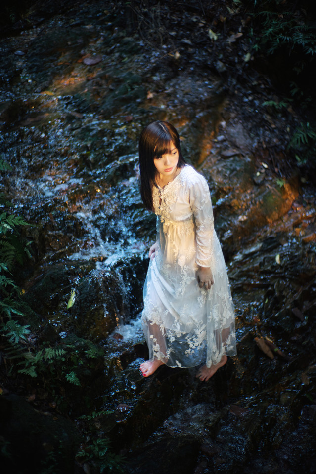 夜晚森林出现的纯白少女  第5张