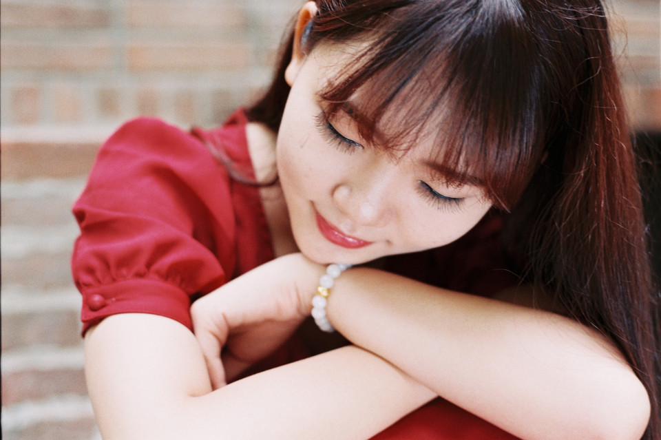 红裙女子户外清纯写真  第2张