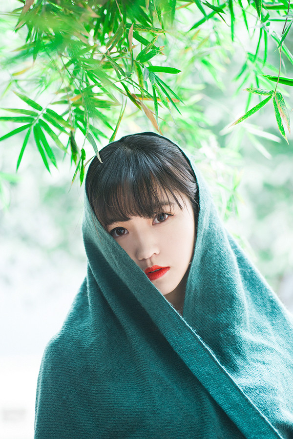 竹林下红唇女子为谁一笑  第1张