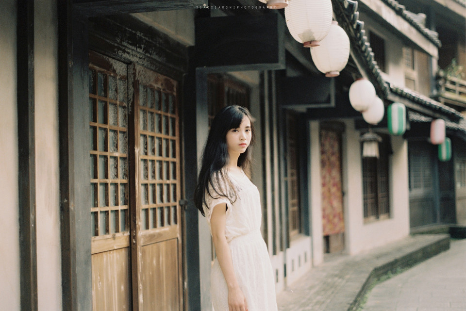 白裙蕾丝美女呆萌写真  第8张