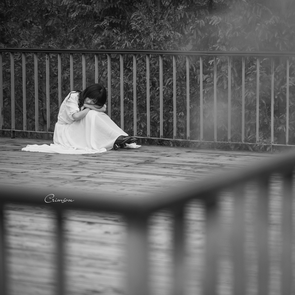 白裙美女在公园仰望  第9张