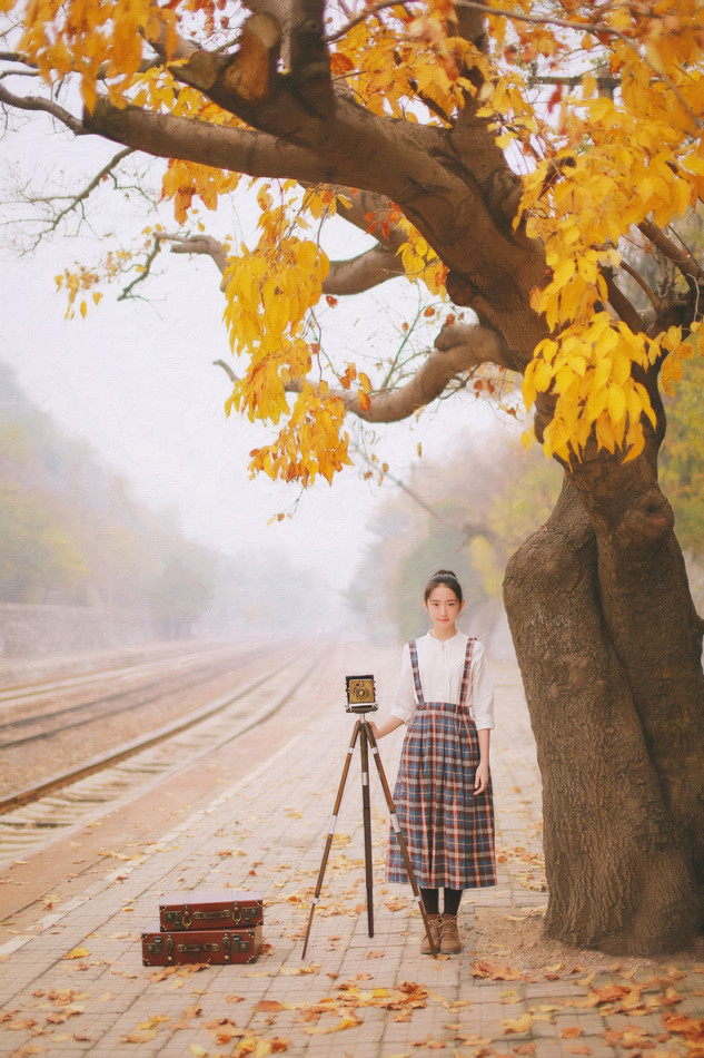 秋日的清纯女子铁轨图  第13张