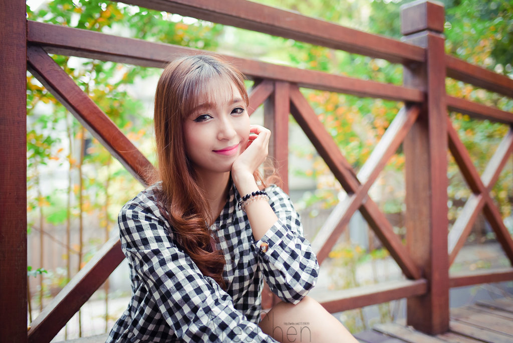 格子长裙女子的秀气写真  第23张