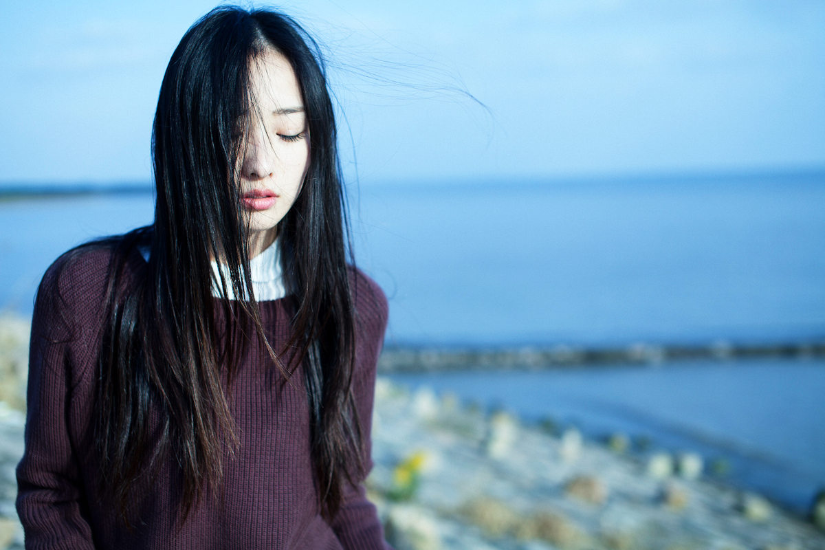 想去海边旅行的长发女子  第6张