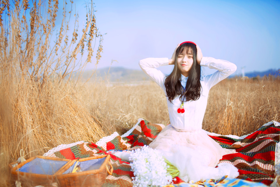 白裙姑娘户外卖萌写真  第1张