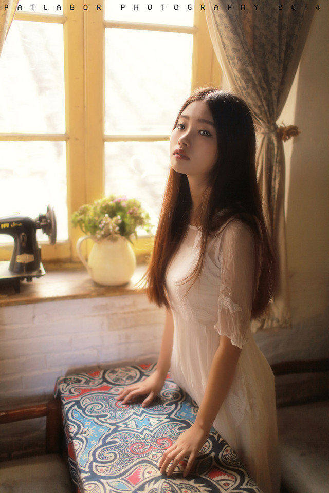 清纯白裙美女在等待  第8张