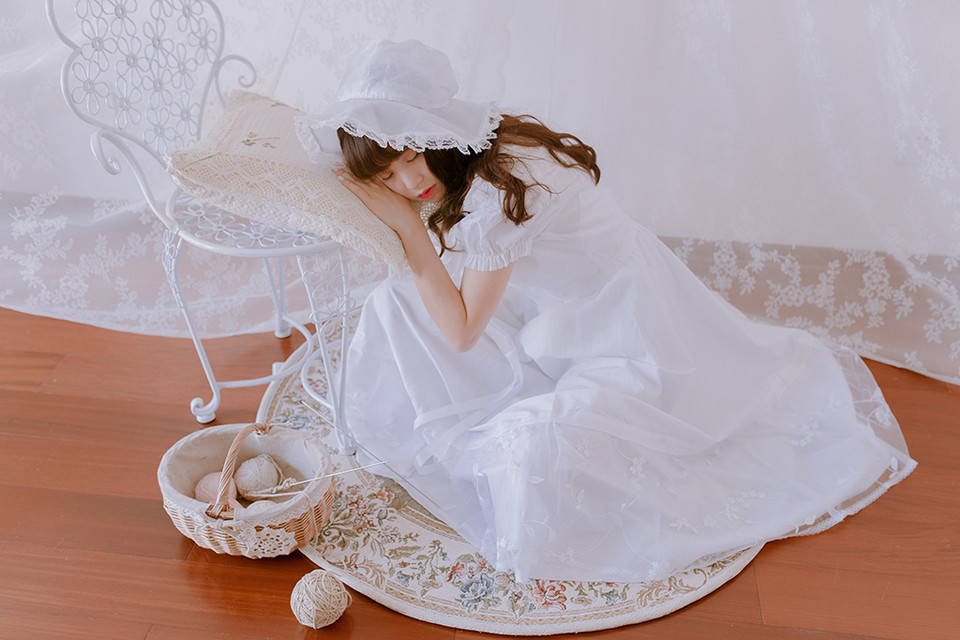 纯白私房的白裙卷发女子  第4张